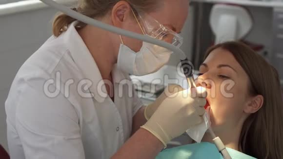 牙科医生在临床上为女性患者治疗牙齿工作中的女专业医生牙科检查视频的预览图