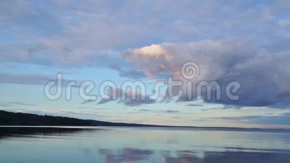 傍晚平静的湖面全景视频的预览图