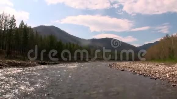 俄罗斯西伯利亚山落基河岸视频的预览图