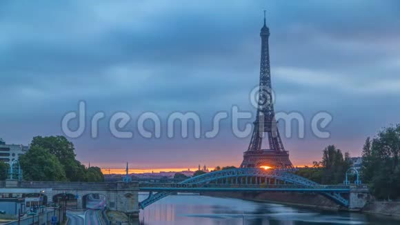埃菲尔铁塔日出时间随着船只在塞纳河和巴黎法国视频的预览图