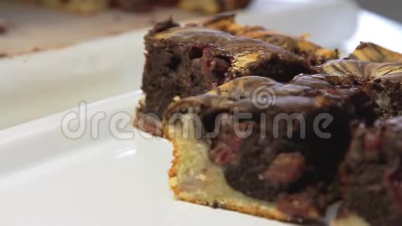 烹饪和切樱桃蛋糕视频的预览图