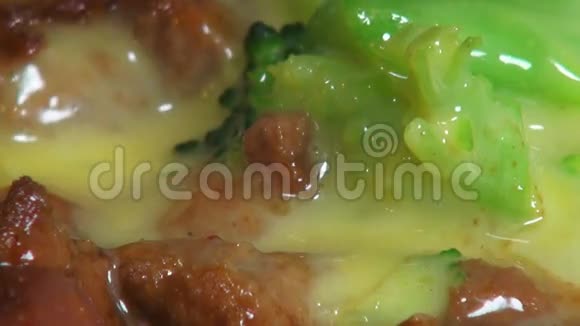 加奶酪酱的西兰花辣椒视频的预览图