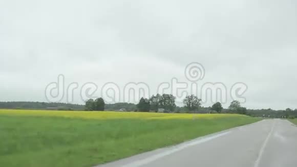 车农村路雨视频的预览图