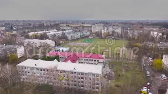春季小镇的空中学校视频的预览图