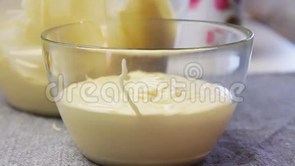 烹饪和制作奶酪奶油视频的预览图