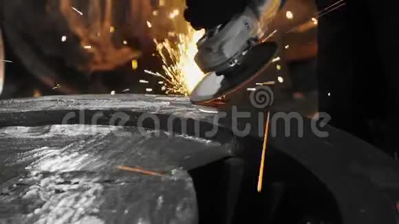 人在金属加工厂工作斯帕克斯视频的预览图