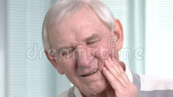 把牙痛的老人关起来视频的预览图