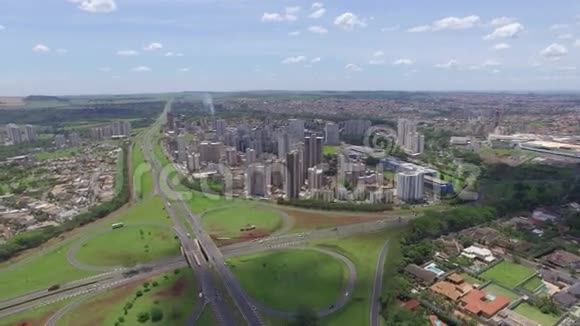 巴西圣保罗RibeiraoPreto市南区的空中镜头视频的预览图