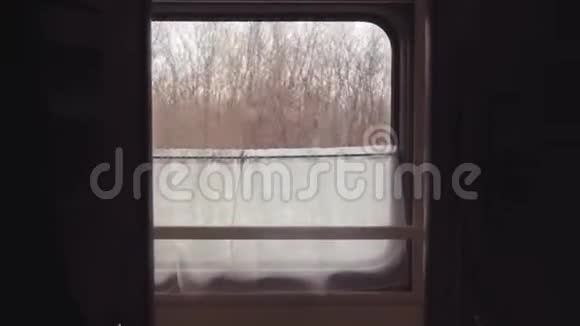 铁路旅游概念教练火车之旅从一个移动的窗口看车厢里美丽的走廊视频的预览图