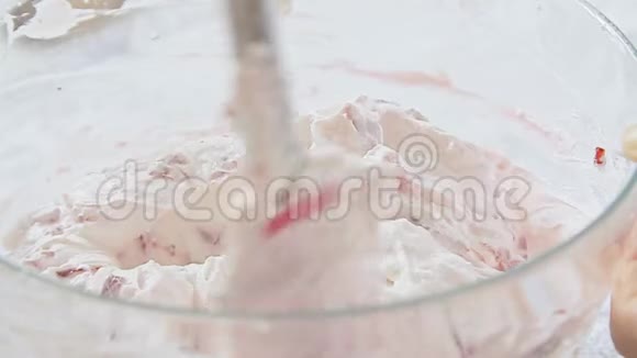烹饪草莓提拉米苏视频的预览图