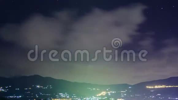 夜晚的云过山时间流逝4视频的预览图