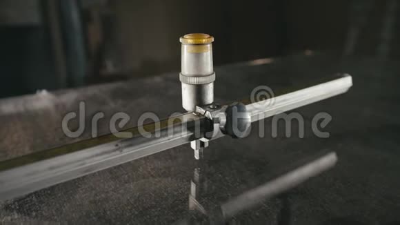 壁炉门玻璃切割加工圆形玻璃切割机工人用玻璃切割钻石切割玻璃视频的预览图