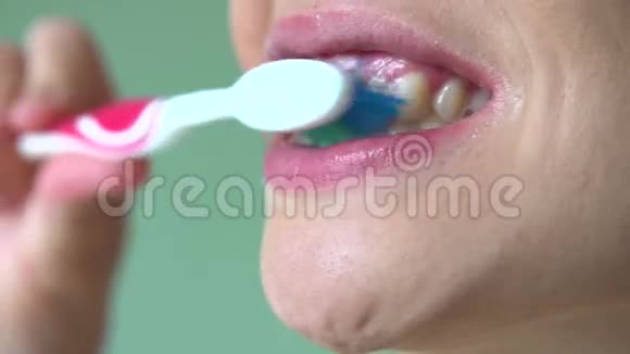 少女刷牙的慢动作序列视频的预览图
