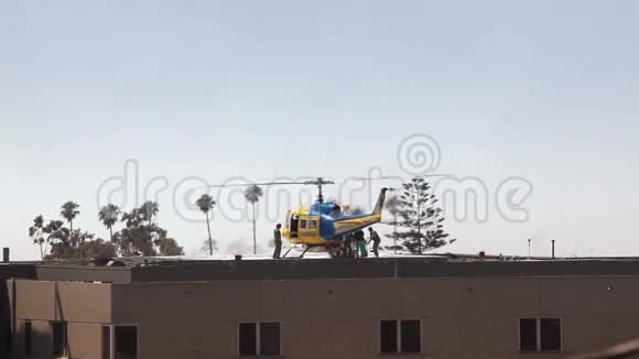 医院的直升机医疗运输视频的预览图