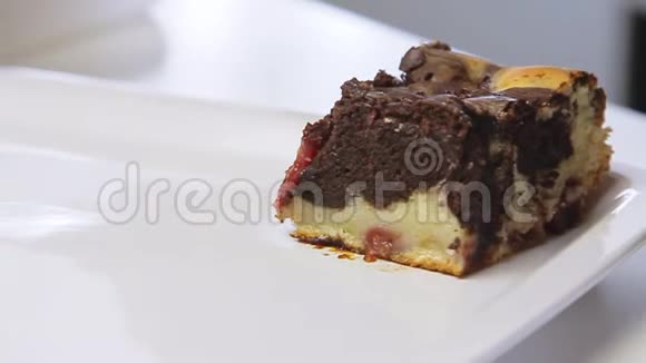烹饪和切樱桃蛋糕视频的预览图