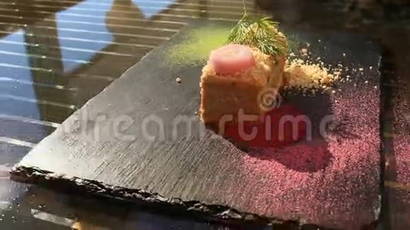 美食餐厅的一道菜特写镜头鸭肉馅饼视频的预览图
