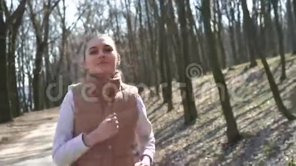 在春天的森林里奔跑的女孩4公里视频的预览图