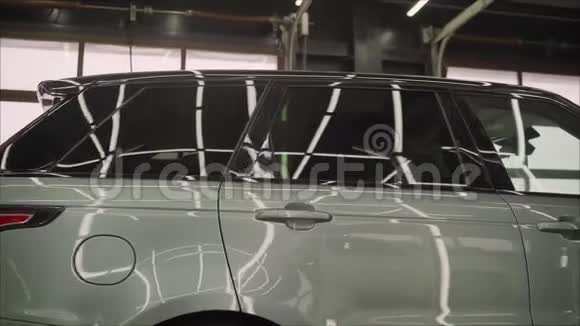 汽车细节手与轨道磨光机在汽车修理店有选择的焦点视频的预览图