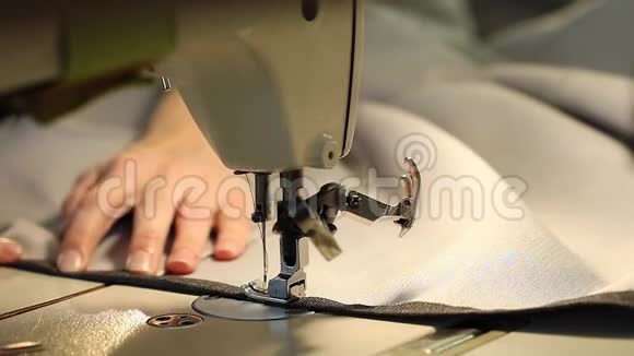 在缝纫机工作的妇女缝纫机女性手慢动作视频特写浅深度视频的预览图