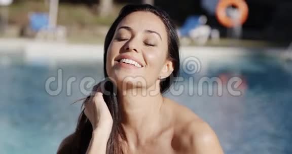 快乐活泼的女人享受夏天的阳光视频的预览图