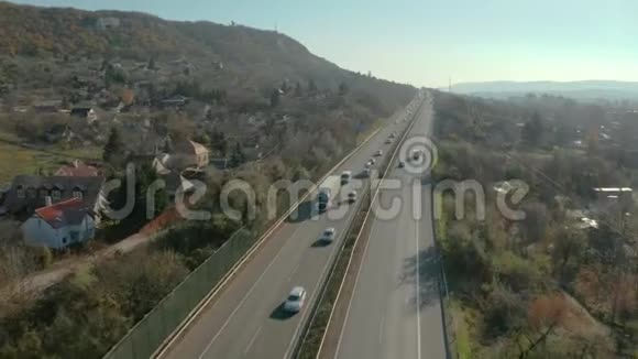 有交通的高速公路视频的预览图