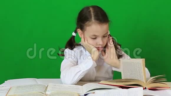悲伤的女孩写作芦苇做家庭作业的孩子视频的预览图