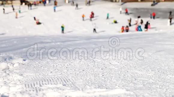 滑雪者和滑雪者沿着斜坡前进视频的预览图
