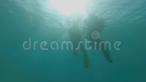 两个水肺潜水员的轮廓与太阳爆炸视频的预览图