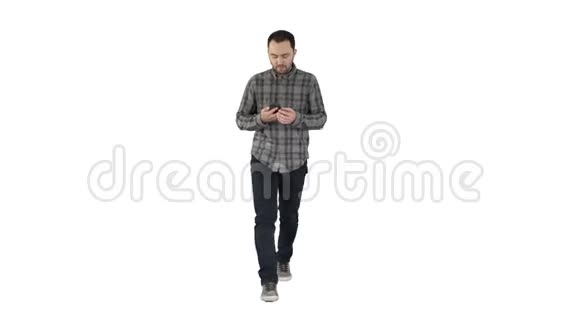 走路的人在打电话在白色背景上微笑视频的预览图