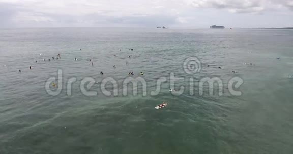 与冲浪者一起拍摄海面的空中拍摄视频的预览图