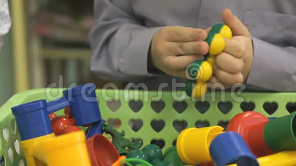 小男孩在室内玩玩具设计师视频的预览图