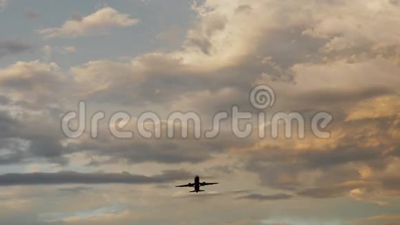 客机在日落时分起飞背景是一片美丽的云层视频的预览图