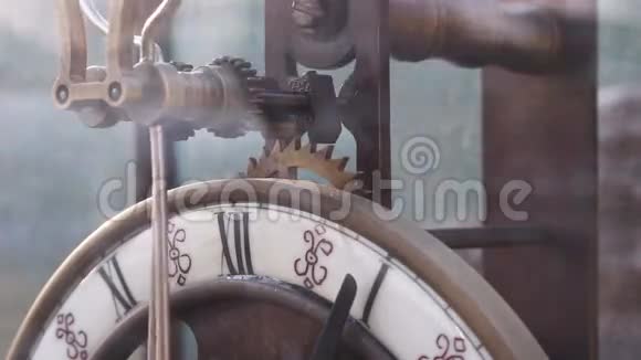 老式时钟齿轮机构视频的预览图
