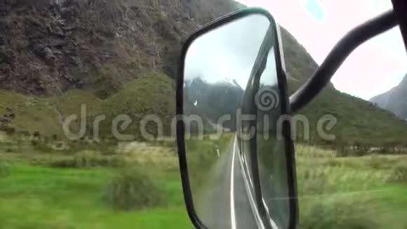 新西兰青山中的公路之旅视频的预览图