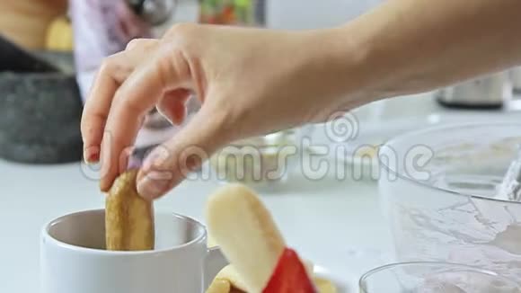 烹饪草莓提拉米苏视频的预览图