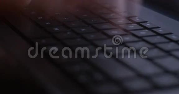 手提电脑电脑键盘在办公室打字视频的预览图