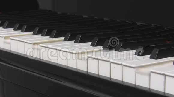 钢琴键盘按键播放视频的预览图