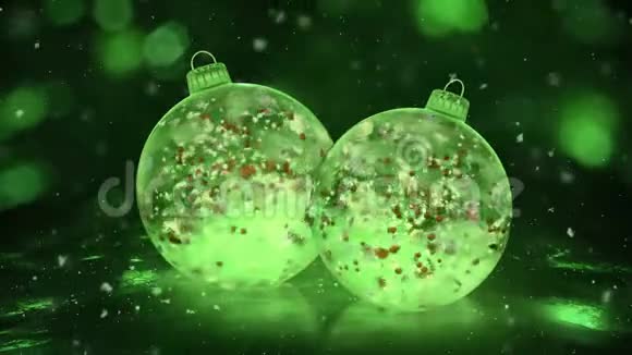 两个旋转的圣诞绿冰鲍布雪彩花瓣背景环视频的预览图