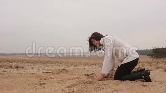女人跪下来扔沙秋寒视频的预览图