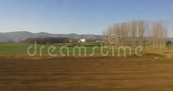 阳光明媚的白天田野和山上火车窗口可以看到4k西班牙视频的预览图