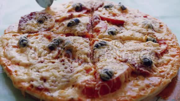 披萨在盘子木板上手工切割与披萨切刀1920x1080高清高清视频的预览图