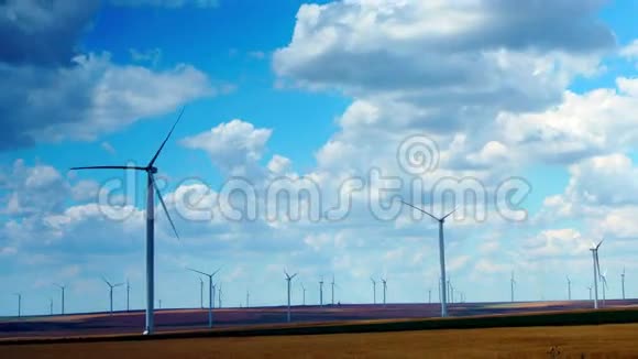 绿松石天空的风力涡轮机绿色能源时间流逝放大视频的预览图