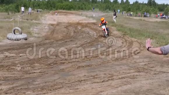 2018年6月10日俄罗斯联邦布良斯克地区Ivot极限运动越野车摩托车手进入视频的预览图