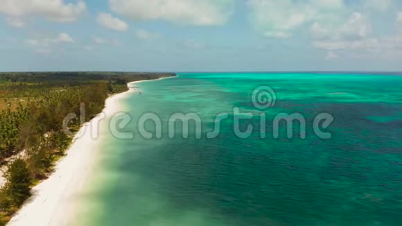 大型热带岛屿白色沙滩从上面看海景菲律宾群岛的性质视频的预览图