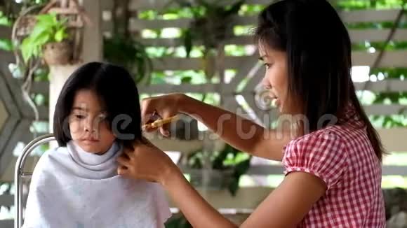 妈妈的头发是她儿子的衣服妈妈的头发是她儿子的衣服儿子烦妈妈剪头发视频的预览图