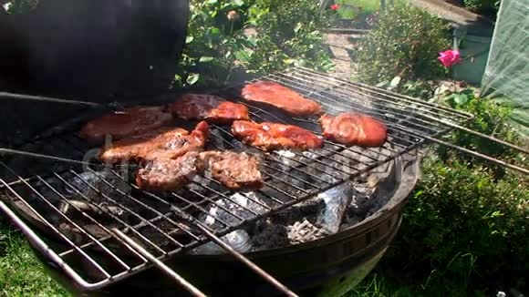 肉片薄切片美味的烤在煤上视频的预览图