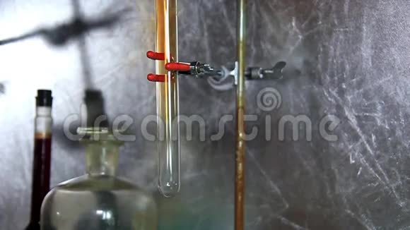 化学反应实验视频的预览图