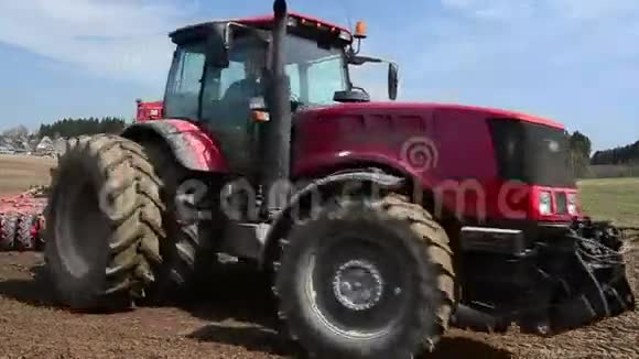 播种运动拖拉机播种小麦拖拉机播种谷物种植谷物的农业机械视频的预览图
