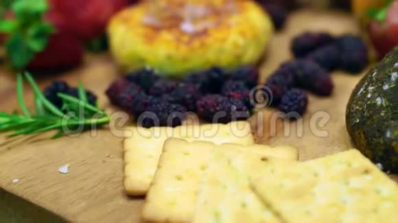 提供草莓浆果和水果的视频奶酪视频的预览图