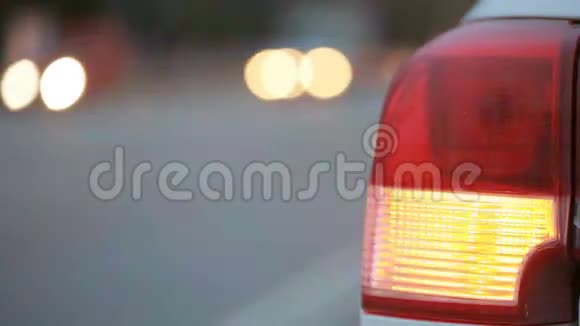 光机与包含的紧急光信号有车的夜城视频的预览图